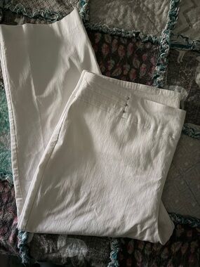 JM Collection White Woman’s Straight Leg Capris